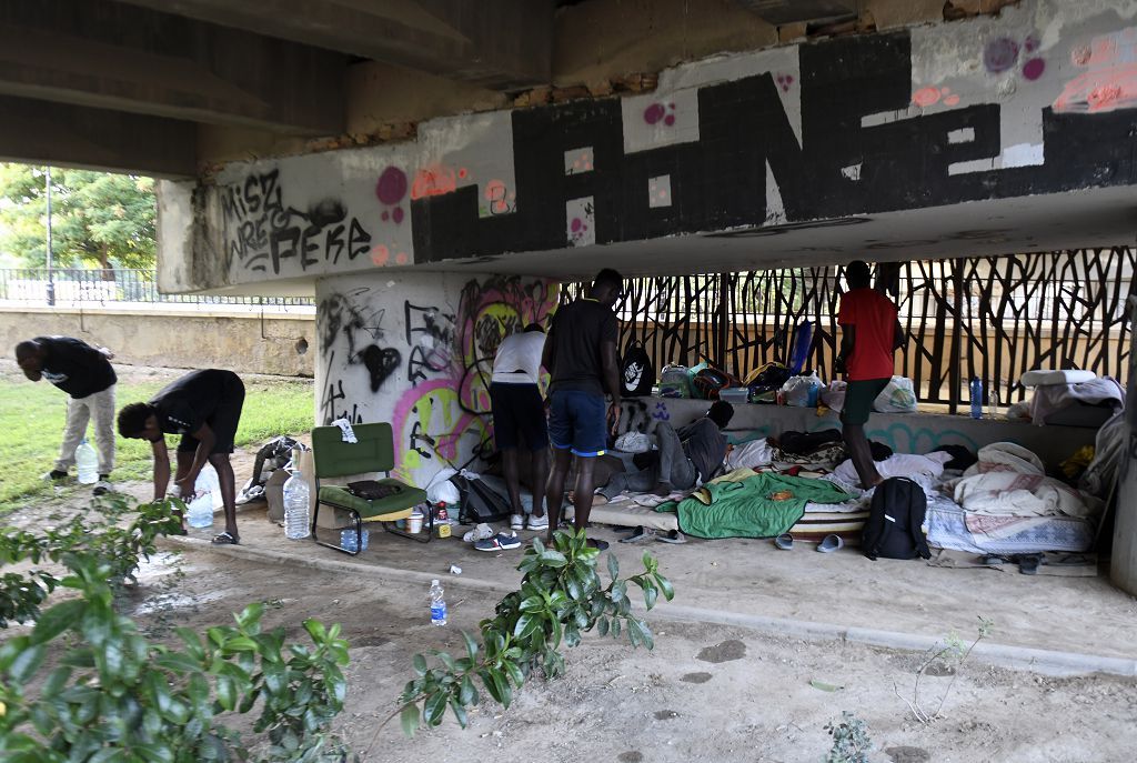 Así es la vida bajo el puente de la autovía de la A-30 en Murcia