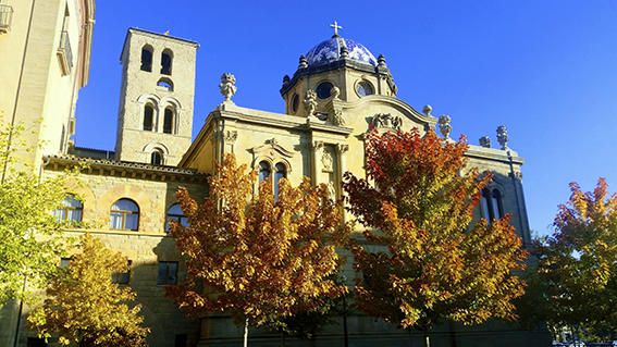 Tardor. La tardor, amb els seus colors evolutius, ha fet acte de presència just sota la catedral Santa Maria de Solsona.