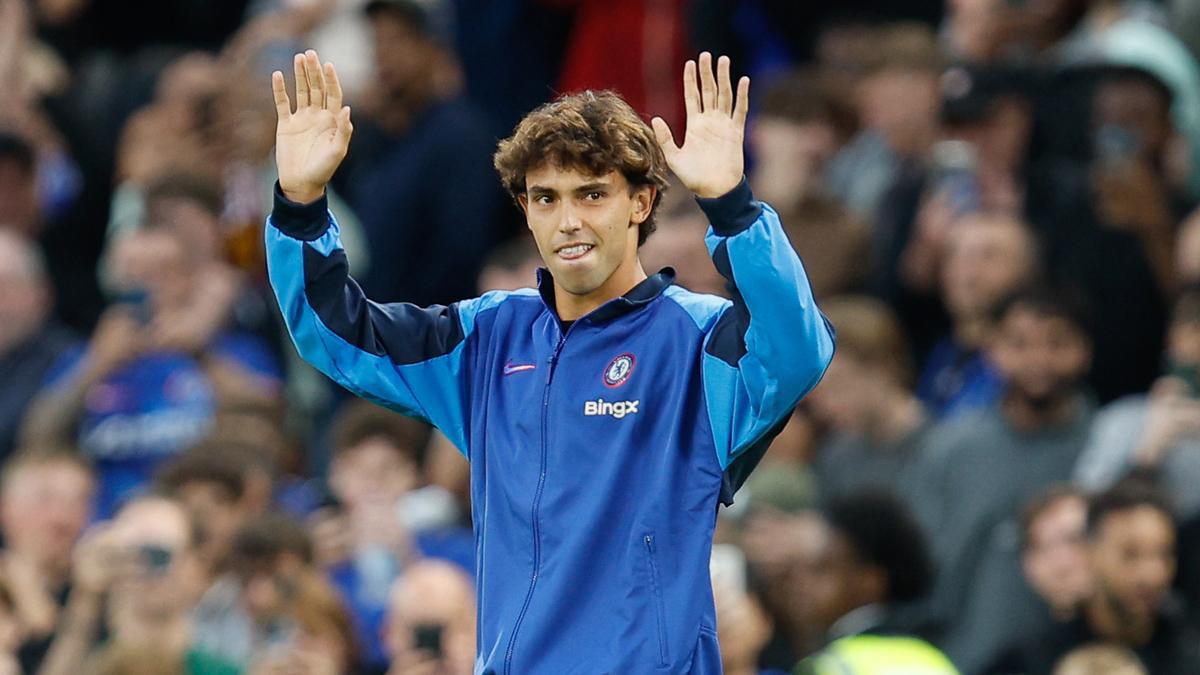 Joao Félix ha saludado desde el centro del campo a la afición del Chelsea