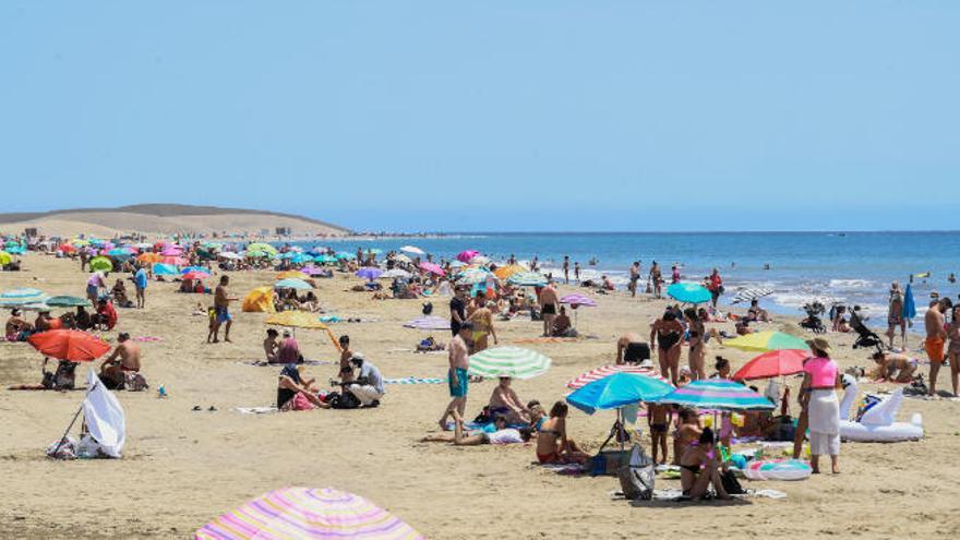 Cientos de bañistas en la playa de Maspalomas.