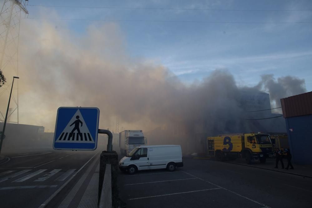 Un incendio en la antigua fábrica de hielo enciende las alarmas en la ciudad