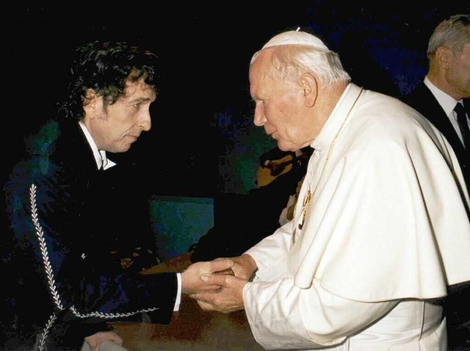 El Papa Juan Pablo II recibió a Dylan años después de que éste anunciase su conversión al cristianismo.