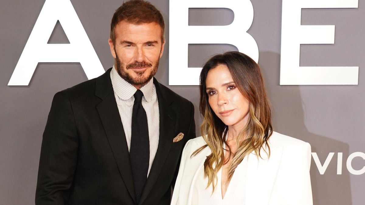 Victoria Beckham (51 años) humaniza a David en la cama: "Mi marido ronca y yo tengo que usar tapones"