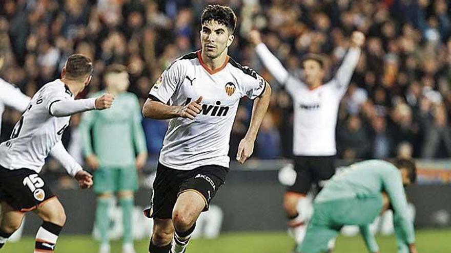 Carlos Soler celebra su tanto ante el Real Madrid en Liga.