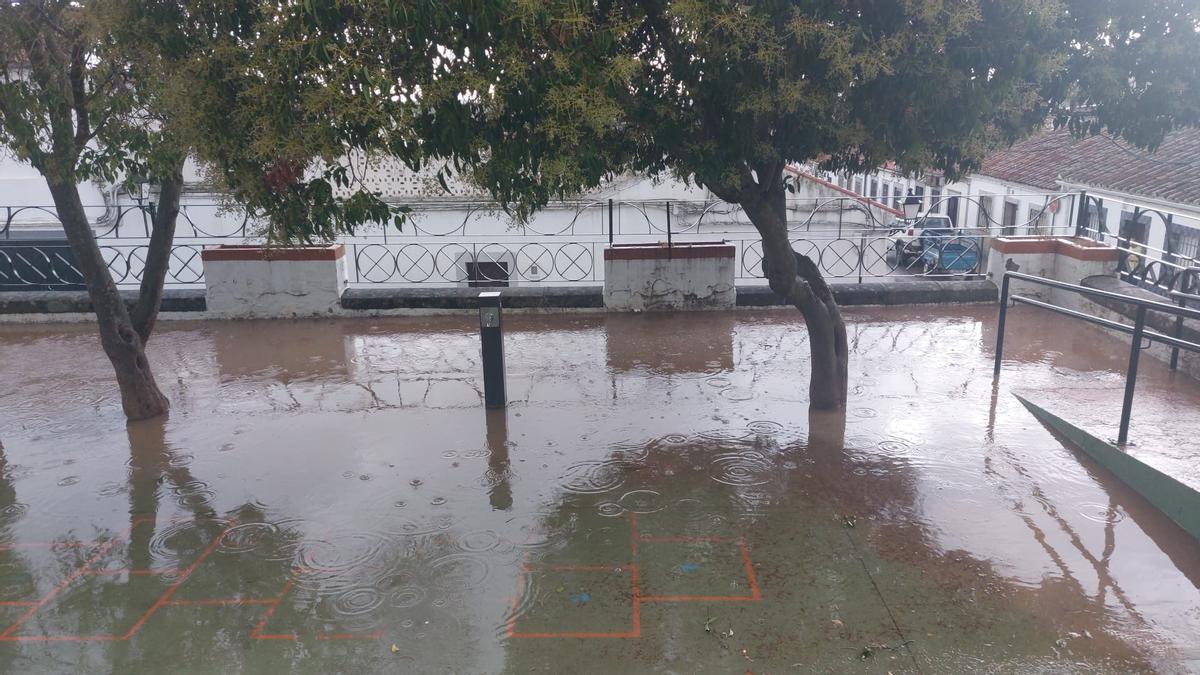 Estado de los parques de Villanueva de Córdoba tras la tormenta.