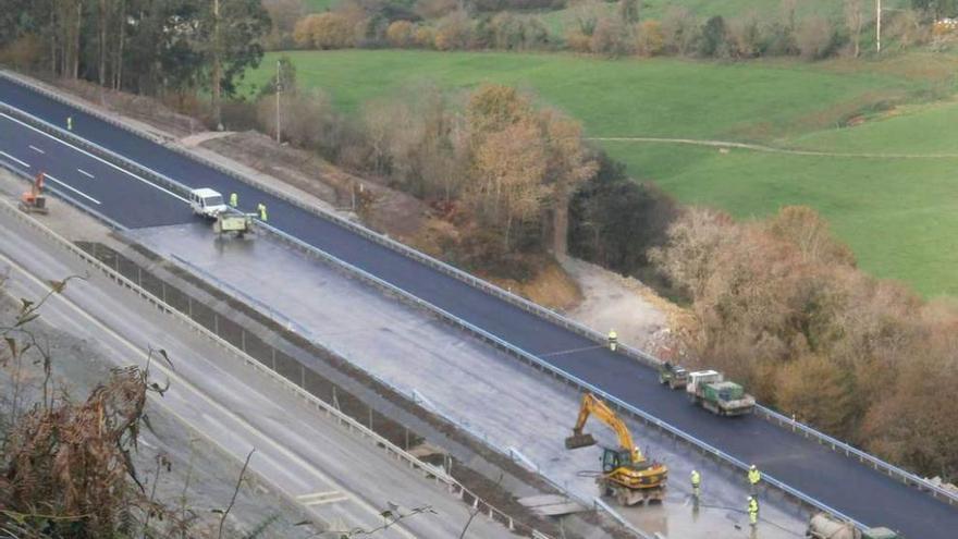 Obras cerca de El Peral. A la derecha, los trabajos en la ladera de Villasola.