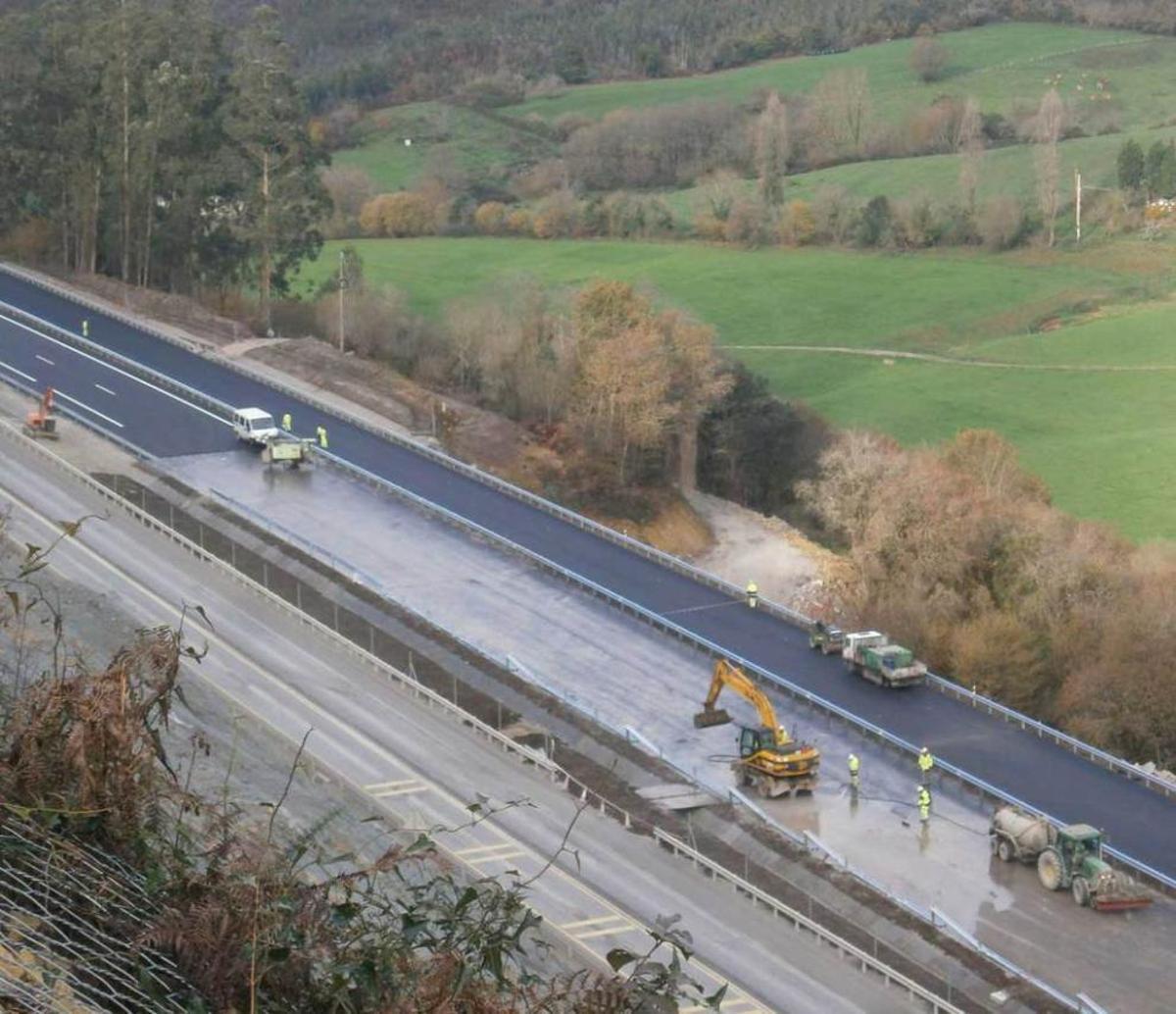 Obras cerca de El Peral. A la derecha, los trabajos en la ladera de Villasola.
