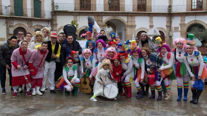 Ambiente carnavalesco en la plaza de la Ochavada.