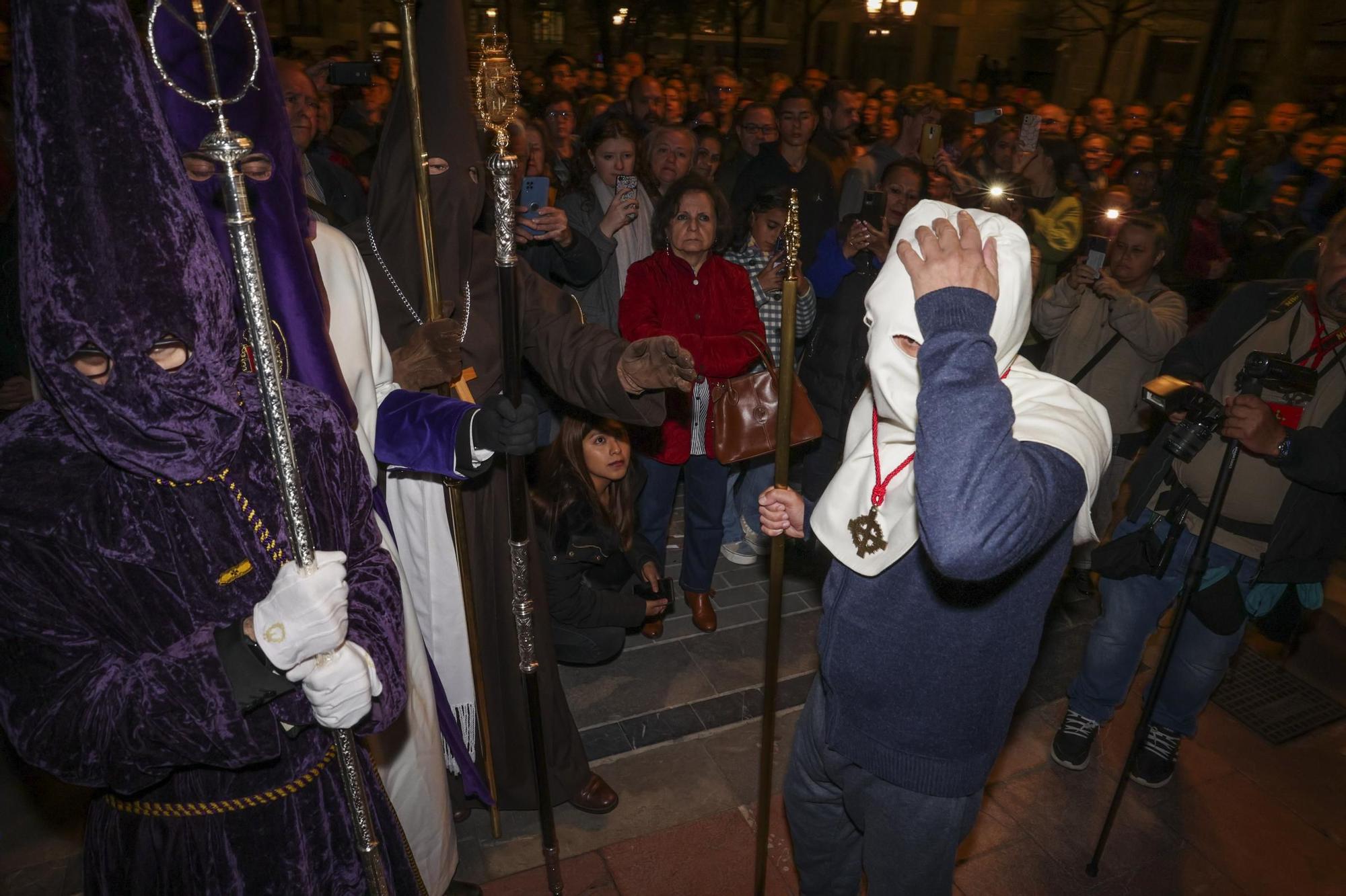 "Toda su vida fue maltratado y finalmente alguien miraba por él": las fotos de la procesión de Jesús Cautivo en Oviedo
