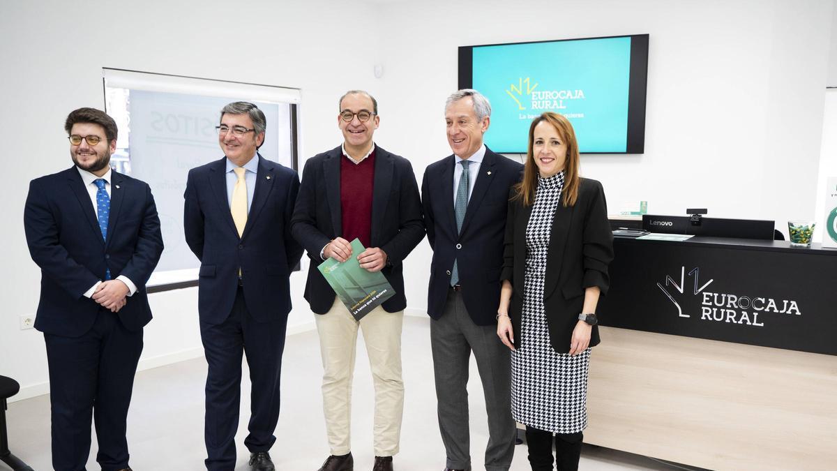 Galería | Visita del alcalde de Cáceres a la primera oficina de Eurocaja Rural en Cáceres