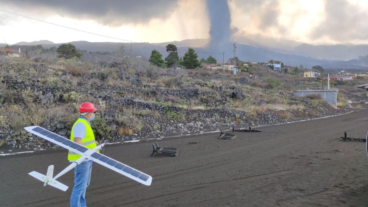 Un operario utiliza un dron del Instituto Tecnológico y de Energías Renovables (ITER) durante la erupción del volcán Tajogaite.