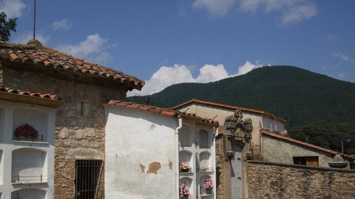 Vista del cementiri de Riudaura, on l’Ajuntament preveu fer obres
