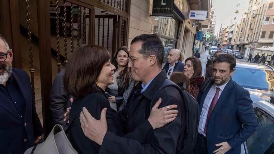 Morant advierte desde Alicante de los peligros del “fuego amigo” mientras respalda la gestora del PSOE local ante las maniobras de Franco