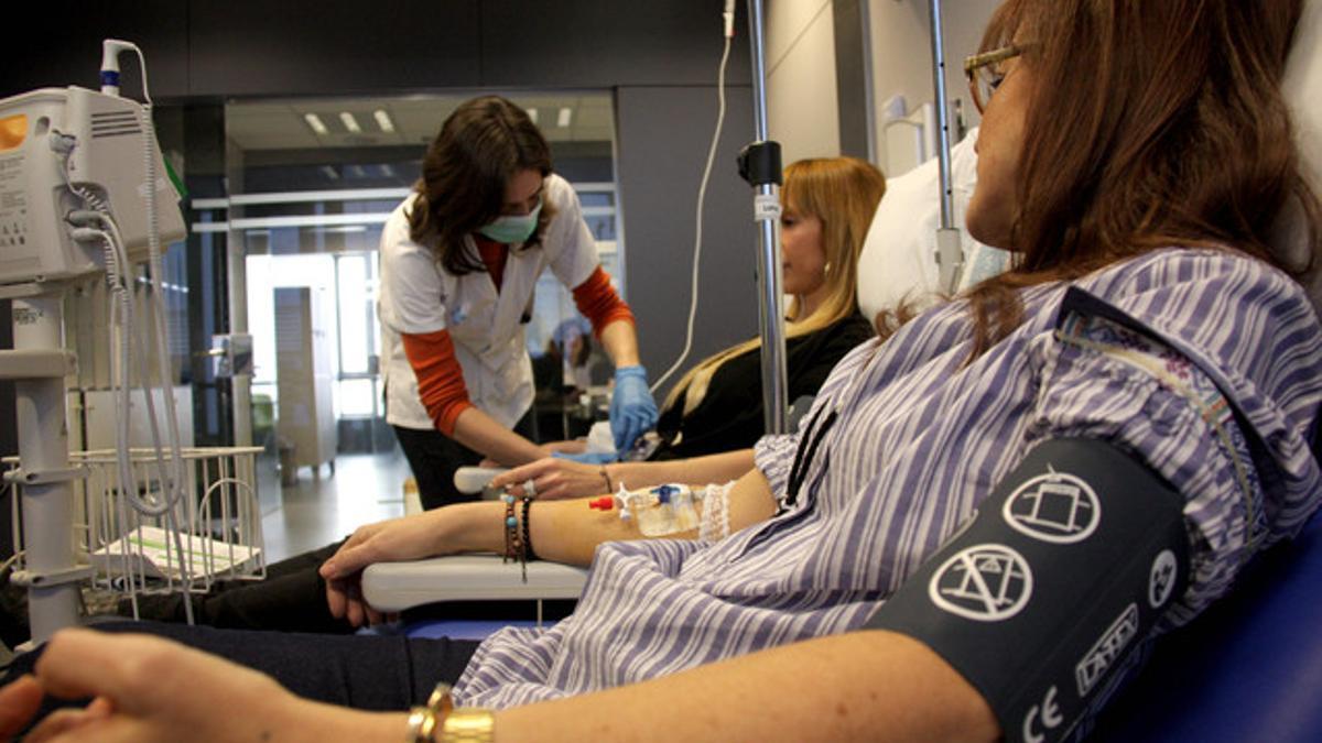 Una enfermera de Can Ruti prepara a Patricia y Esther para la transfusión de células madre.