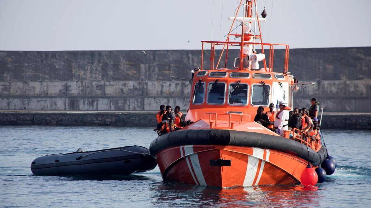 Imagen de una patrullera de Salvamento Marítimo con personas rescatadas de una patera procedente de Marruecos en las inmediaciones de la Isla de Alborán.
