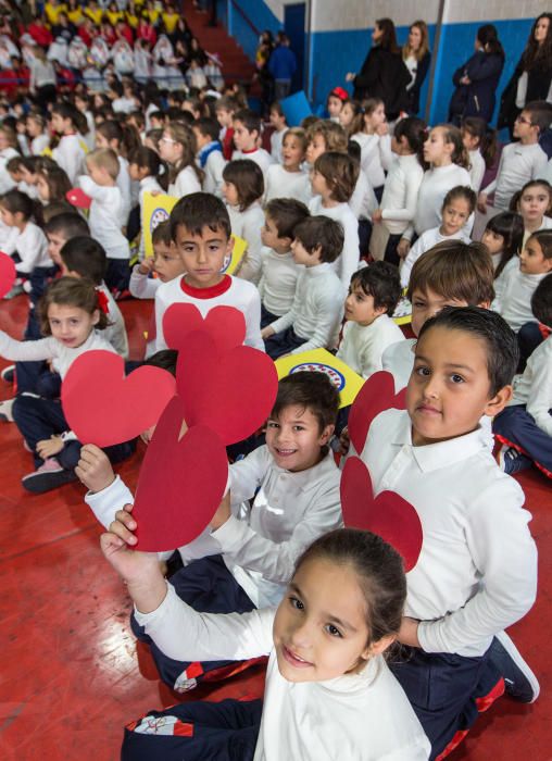 Multitudinario mosaico por la paz en el colegio Agustinos de Alicante