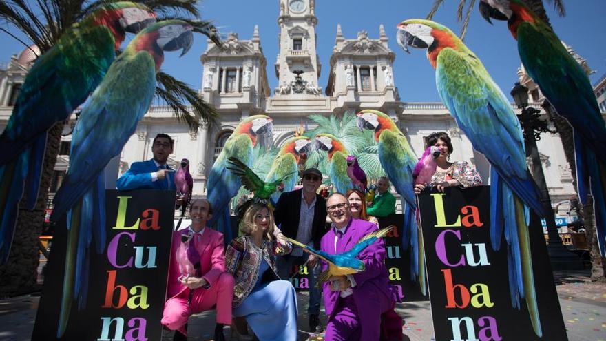 El elenco actoral de &quot;Adiós Arturo&quot;, hoy, en la plaza del Ayuntamiento.