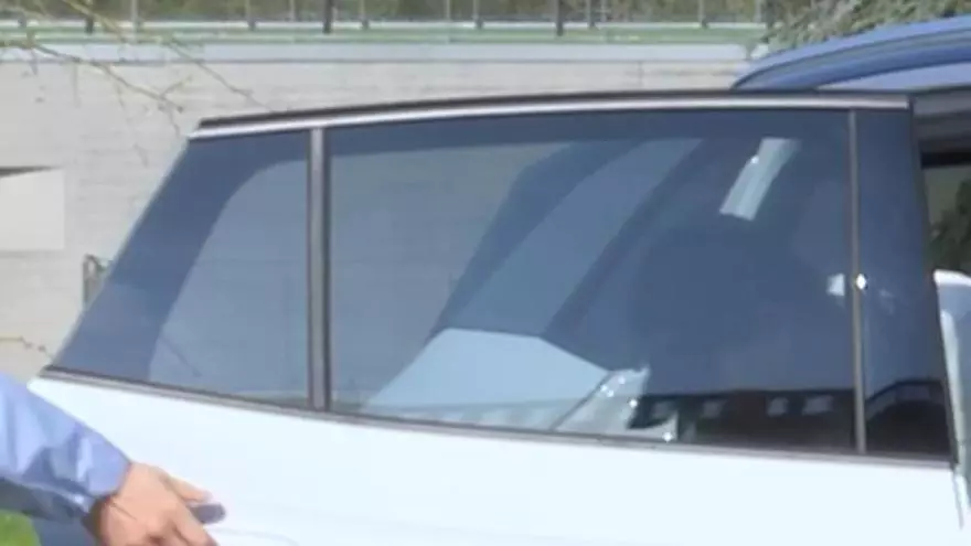 ¡Brutal! Lucas Hernández no puede salir del coche y el vídeo ya es viral