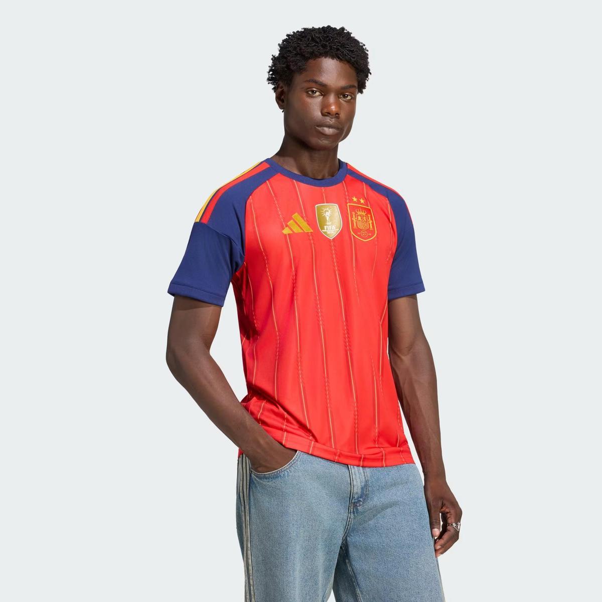 Nuevas camisetas de la Selección con los emblemas de campeones del Mundo