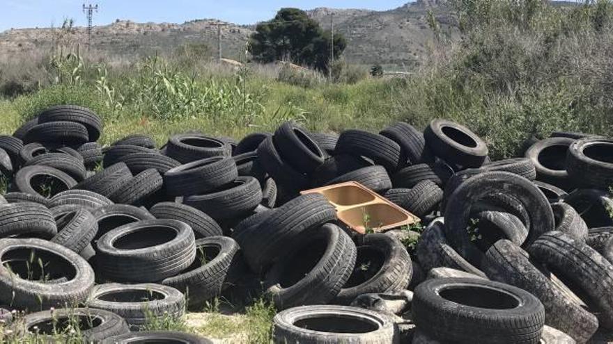 Los neumáticos fuera de uso abandonados en El Carrizal.