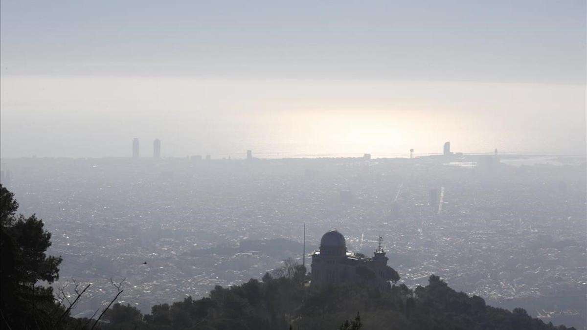 Capa de contaminación sobre la ciudad de Barcelona