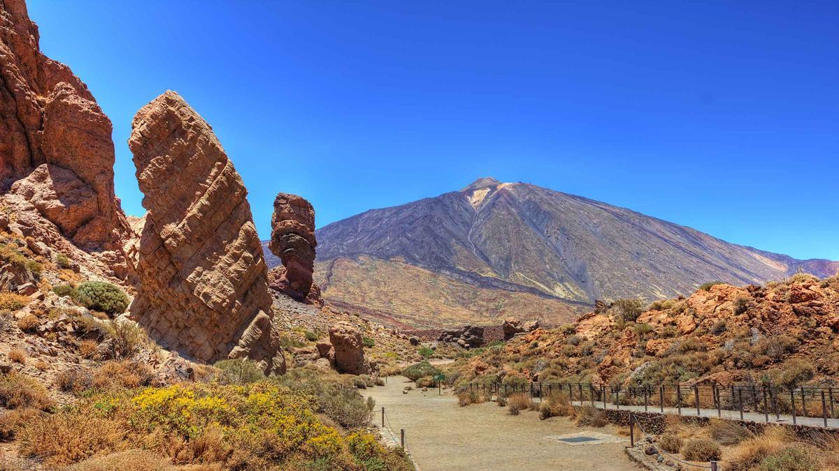 El pico Teide, desprovisto de nieve en todo el invierno