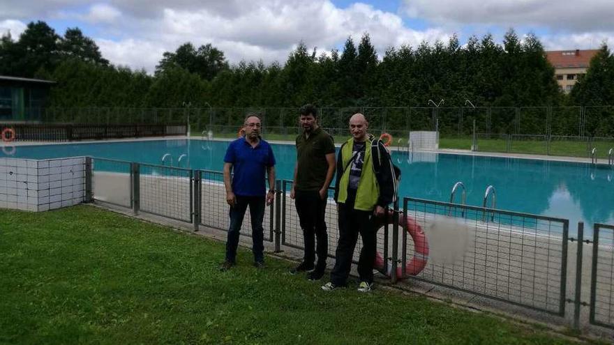 Apertura de las piscinas exteriores  |  El teniente de alcalde visitó a mediodía de ayer las piscinas exteriores coincidiendo con su apertura al público, hasta el 31 de agosto. La entrada normal cuesta un euro, mientras que los abonados al Lalín Arena tendrán acceso gratuito, igual que, por segundo año consecutivo, las familias con escasos recursos; los menores de 16 años y los mayores de 59 verán reducido el precio a la mitad. Además, los usuarios podrán disfrutar por primera vez del nuevo espacio de ocio habilitado tras las obras de ampliación acometidas a finales del pasado verano, que incluyen nuevas zonas de sombra.