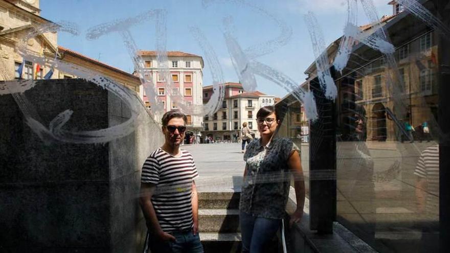 Rubén Bada y Leticia González, &quot;L - R&quot; posan en El Parche, en Avilés.