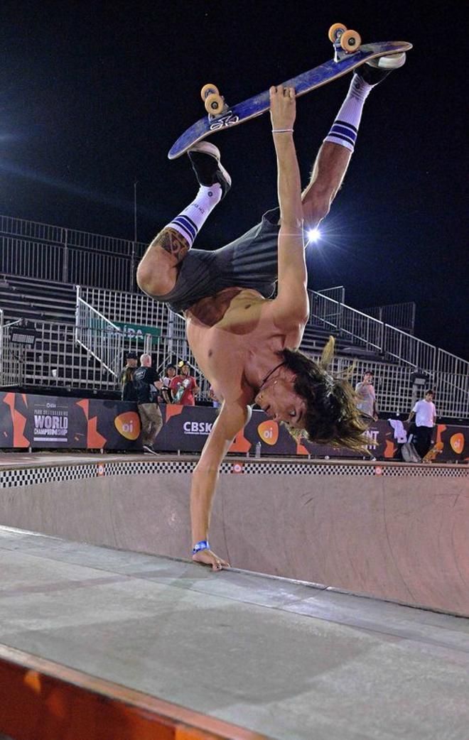El estadounidense Heimana Reynolds participa en el cuarto día de sesiones de práctica en el Campeonato Mundial de Skateboarding en Sao Paulo, Brasil.