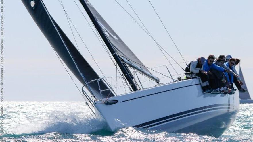 El Swan 42 Pez de Abril llegando a la baliza de desmarque en la regata costera disputada hoy en aguas de Torrevieja.