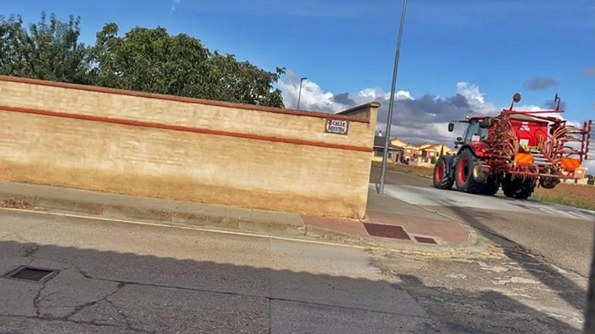 Un tractor circula a pocos metros de la vivienda de la familia de Moraleja. | A. P.