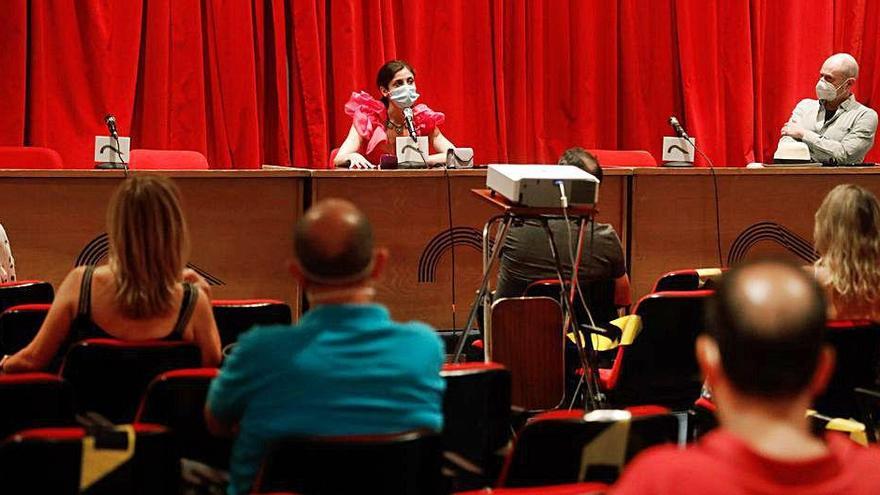 En la mesa, Espido Freire, con Fernando Marías a su lado, en Avilés.