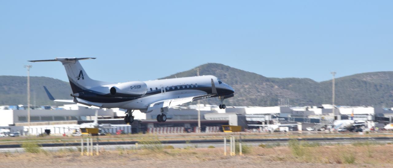 Un &#039;jet&#039; privado aterriza en la pista del aeropuerto de Ibiza.