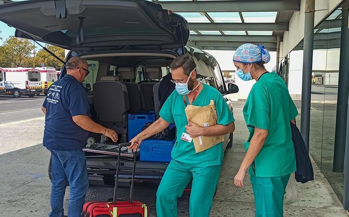 El equipo de trasplantes llegando a La Fe con unos órganos para implantar.