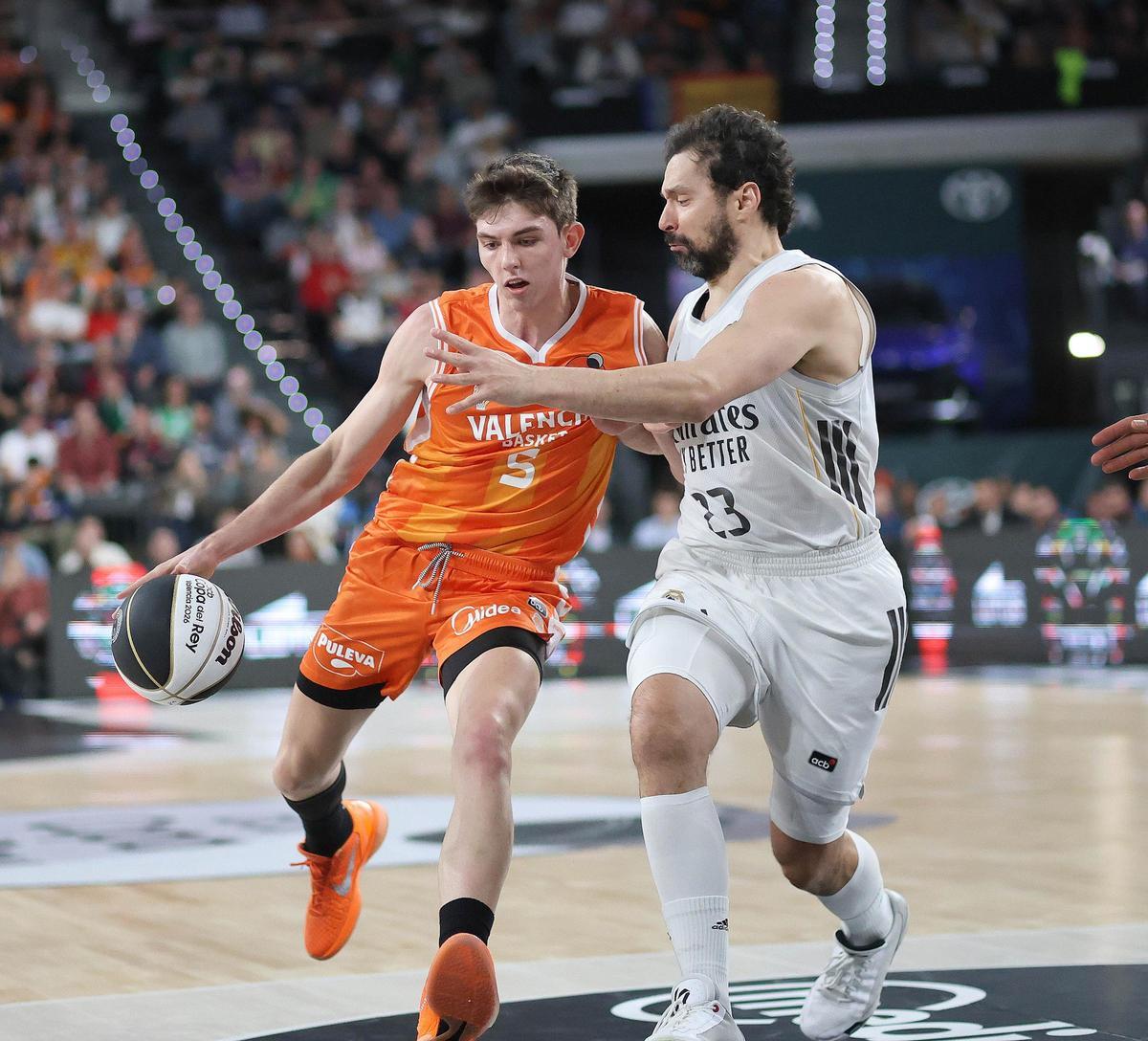 Sergio de Larrea, en una acción ante Sergio Llull en la semifinal de Copa.