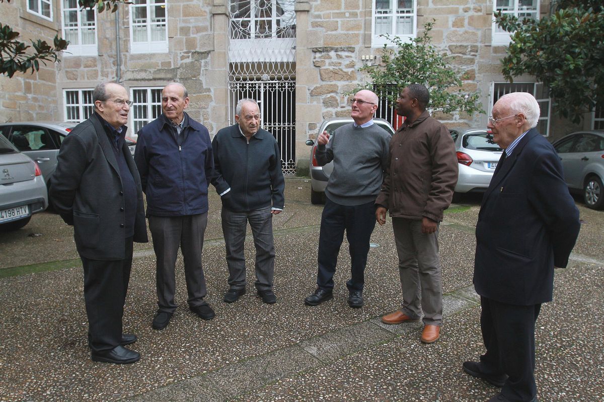 La casa sacerdotal San Juan de Ávila está ubicada en un edificio contiguo al Obispado de Ourense y a la iglesia de Santa Eufemia.