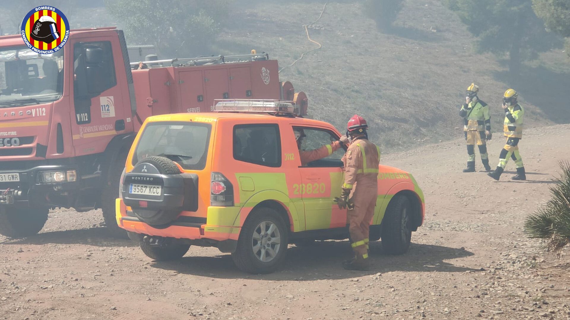 Los bomberos trabajan en la extinción del incendio de Puçol.