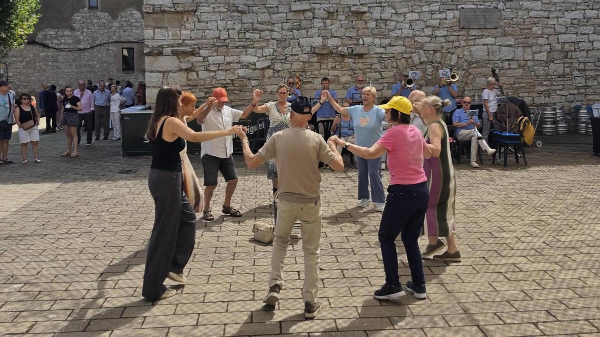 Alguns veïns ballant sardanes per la Festa Major