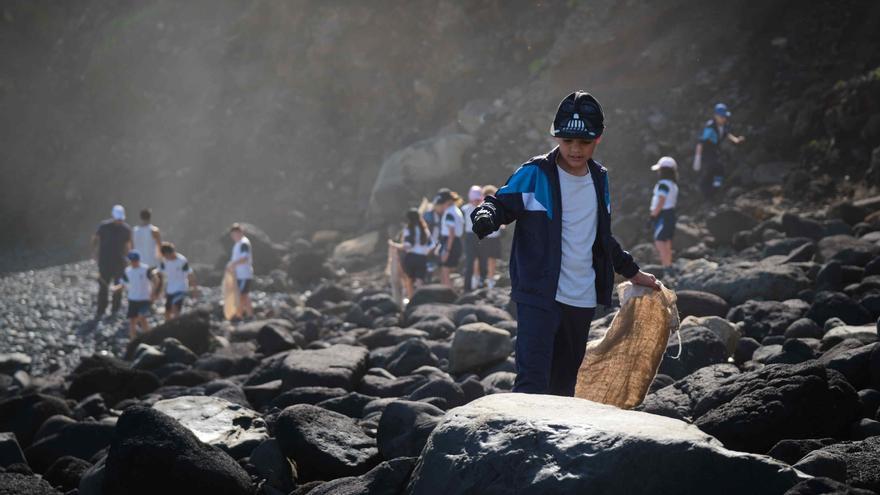 Limpieza de la playa Los Troches, en Punta del Hidalgo