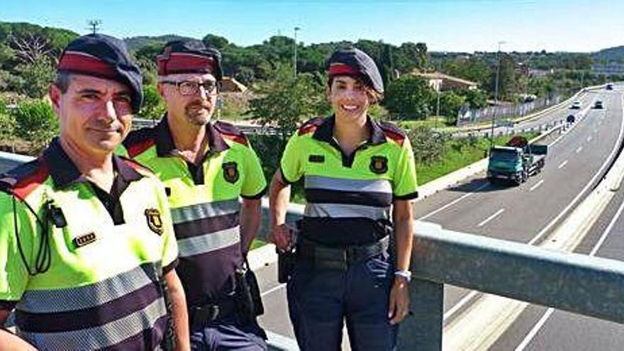 D&#039;esquerra a dreta: el caporal dels Mossos de Trànsit, David, i els agents Manel i Montse.