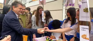 El mercado escolar de cooperativas reúne a 153 alumnos en Langreo