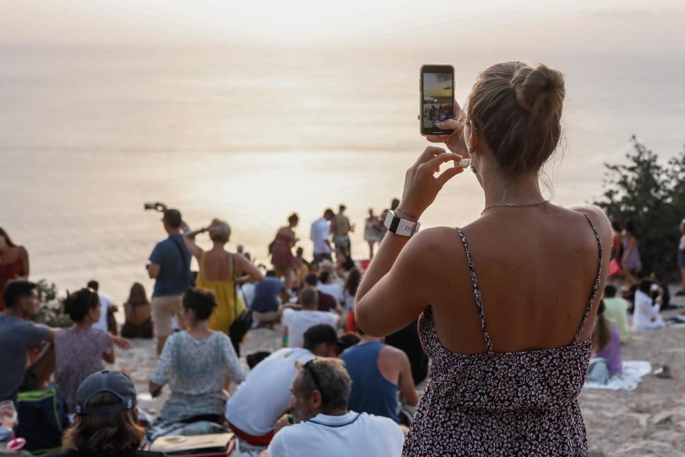 Aglomeraciones para ver el atardecer frente a es Vedrà