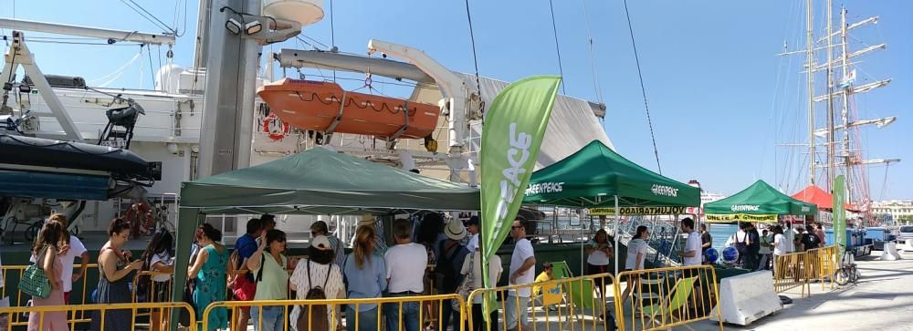 El Rainbow Warrior, buque insignia de Greenpeace, anclaba este sábado en el puerto de Málaga, donde permanecerá varios celebrando jornadas de puertas abiertas para quienes quieran visitarlo