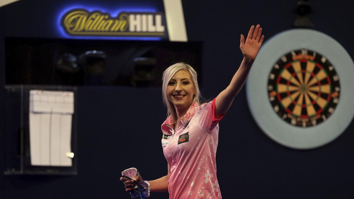 Fallon Sherrock celebra su título en el Campeonato Mundial de Darods celebrado en el Alexandra Palace de Londres, este martes.