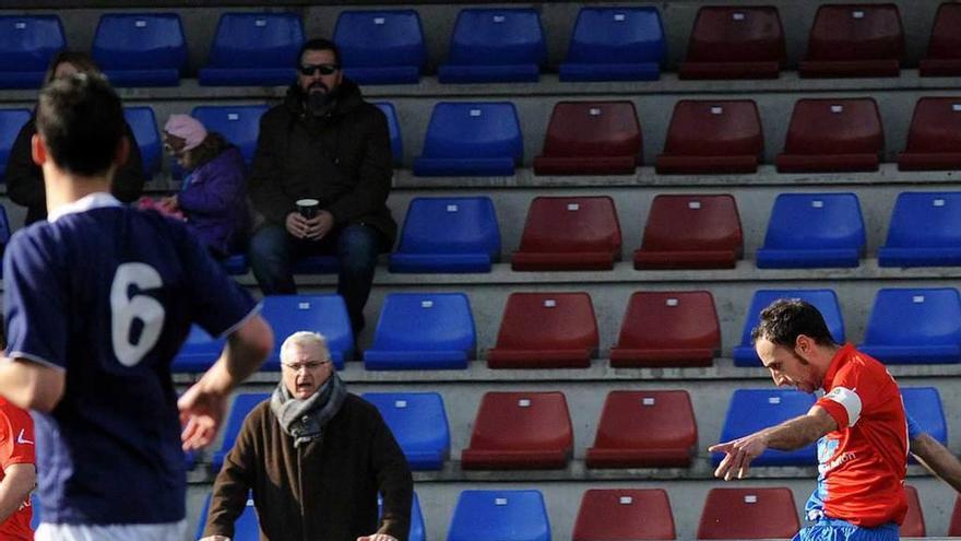 Acebal golpea el balón en el duelo ante el Marino.