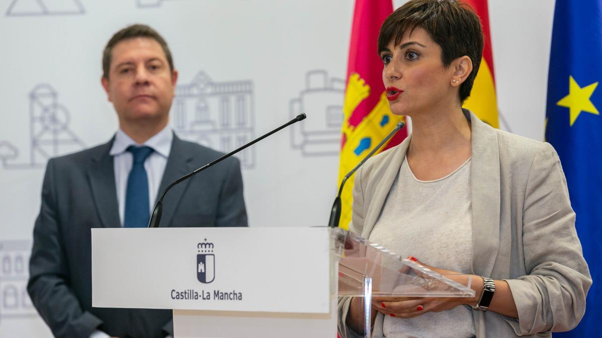 L&#039;alcaldessa de Puertollano, Isabel Rodríguez, en roda de premsa després de reunir-se amb el president regional, Emiliano García-Page.