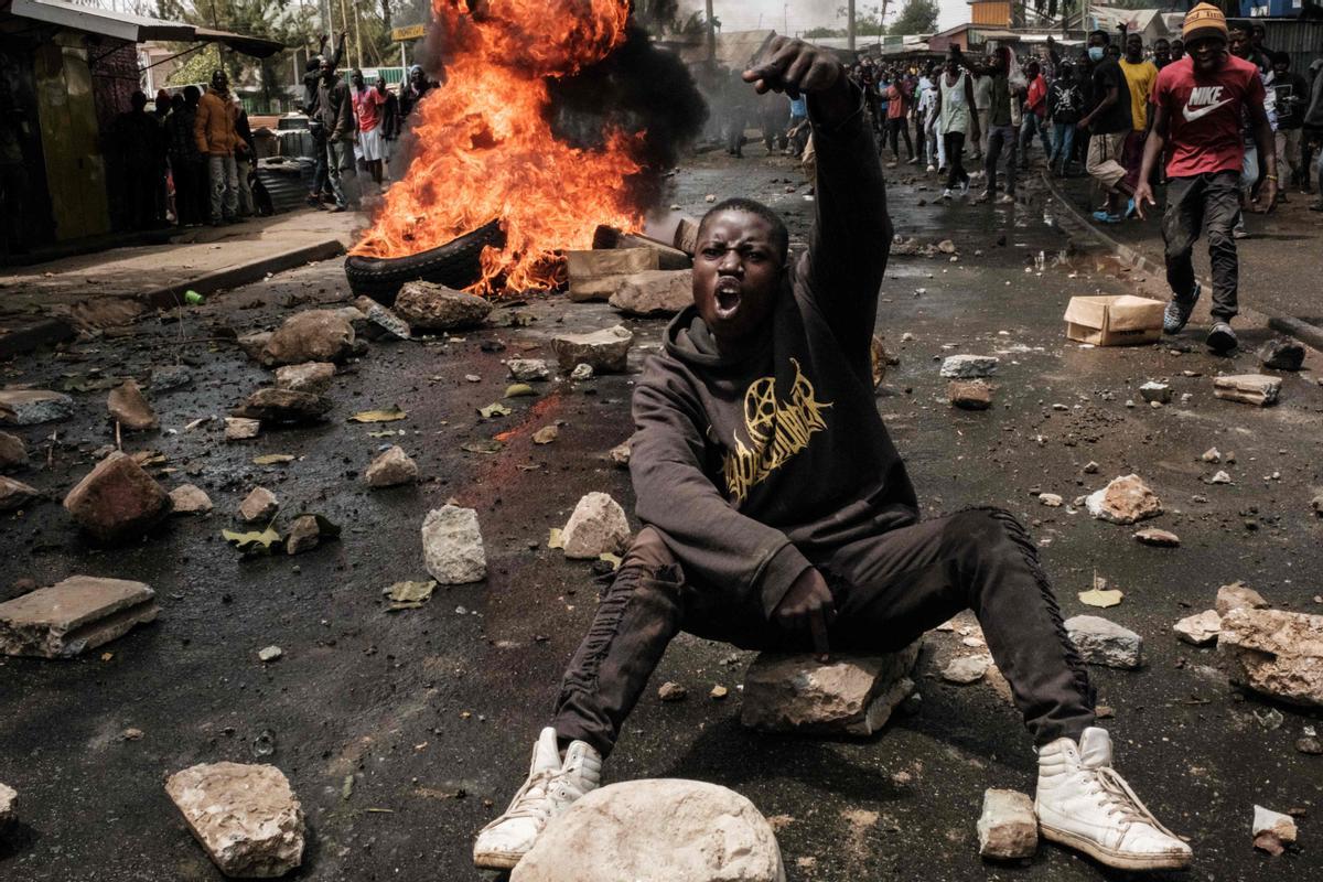 Protesta masiva convocada por el líder de la oposición Raila Odinga, afirma que le robaron las últimas elecciones presidenciales de Kenia y culpa al gobierno por el aumento del costo de vida en Nairobi.