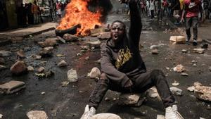 Protesta masiva convocada por el líder de la oposición Raila Odinga, afirma que le robaron las últimas elecciones presidenciales de Kenia y culpa al gobierno por el aumento del costo de vida en Nairobi.