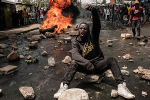 Protesta masiva convocada por el líder de la oposición Raila Odinga, afirma que le robaron las últimas elecciones presidenciales de Kenia y culpa al gobierno por el aumento del costo de vida en Nairobi.