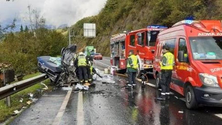 Un fallecido en un accidente entre un camión y un turismo.